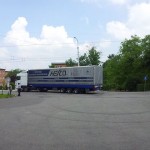 Kamion opouští zlínskou stanici profesionálních hasičů a míří do Velkého Března.
